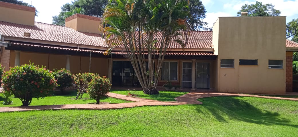 Pátio e jardim em frente às acomodações
